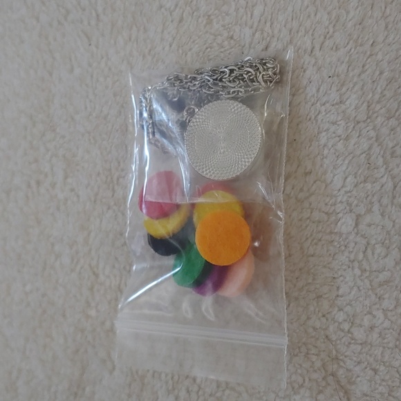 Aromatherapy Essential Oil Diffuser Locket - Picture 2 of 2